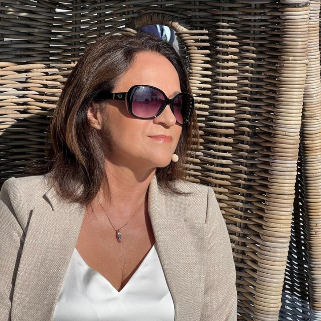 Drzyzga i Walewska w eleganckiej bluzce do spodni. Tak 50-latki mogą chodzić do biura
